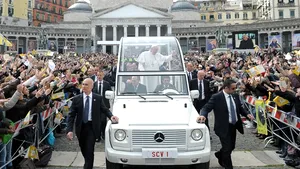 Proprietarul unei pizzerii din Napoli a alergat după papamobil pentru a-i oferi Papei o pizza