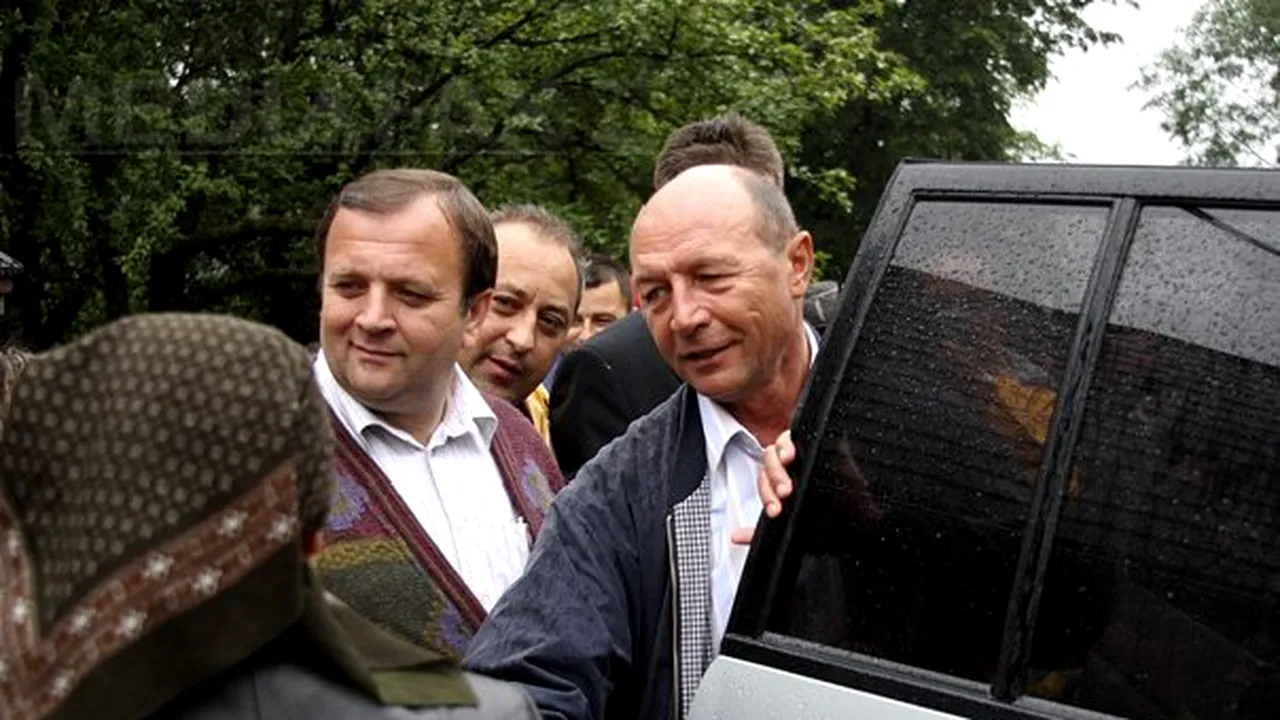 Traian Băsescu şi Elena Udrea au ajuns la Pătrăuţi, în Suceava