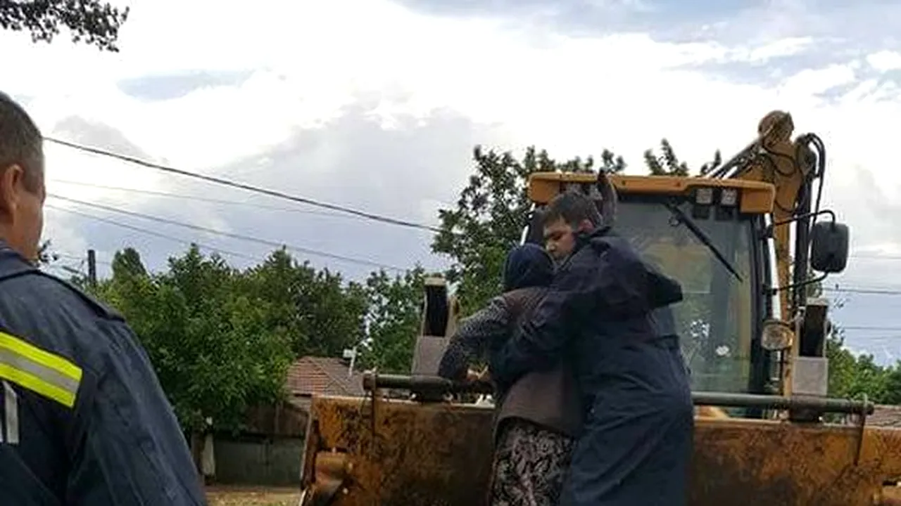 FOTO | Inundaţii în Teleorman: Persoane evacuate şi case inundate după ploile torenţiale 