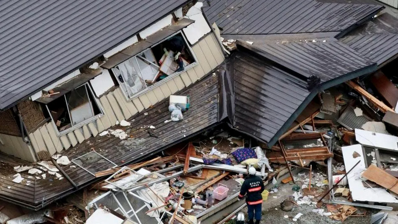Urmările seismelor din Japonia: zeci de clădiri s-au prăbuşit, mii au rămas fără curent electric