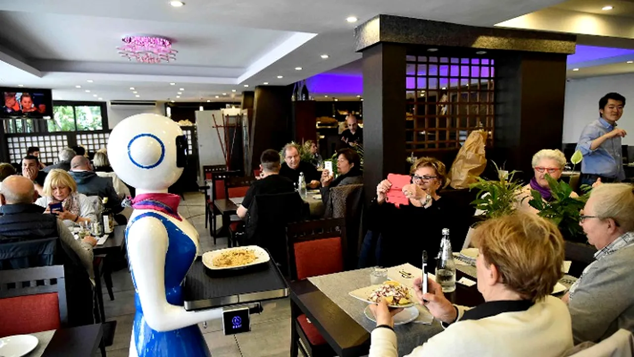 În Silicon Valley, ospătarii bolnavi de COVID au fost înlocuiţi cu roboţi 