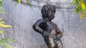 Manneken-Pis (Băieţelul care face pipi), costumat în port popular românesc cu ocazia Zilei Naţionale