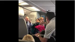 VIDEO Un nou INCIDENT la bordul American Airlines. ALTERCAŢIA dintre un angajat al companiei aeriene şi un pasager: Dau de pământ cu tine!
