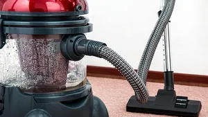 Curăţarea rapidă a covorului din living: 4 metode 