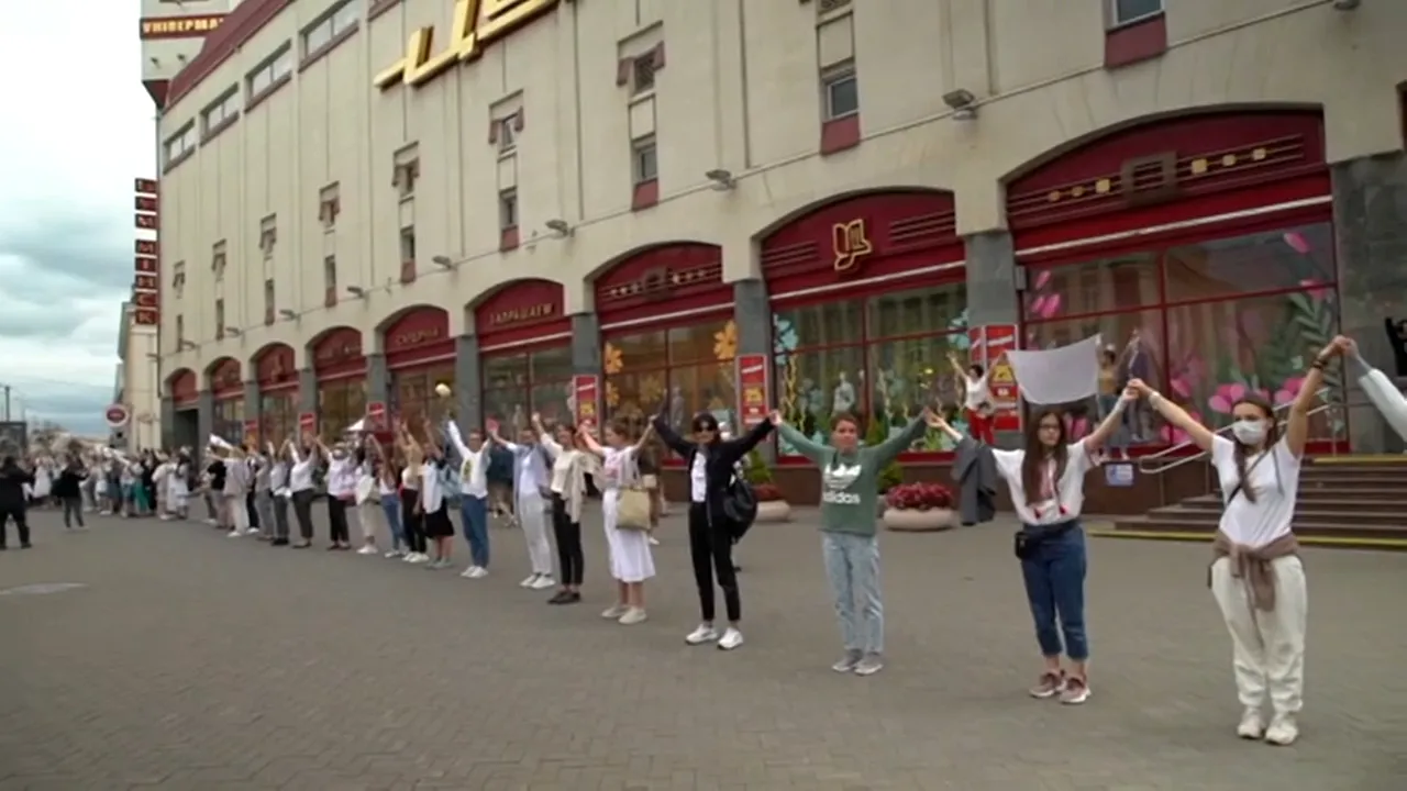 VIDEO: 200 de femei au protestat paşnic în Belarus în semn de solidaritate pentru manifestanţii răniţi