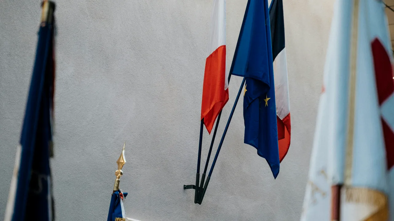 Sondaj: Unul din doi francezi îşi doreşte căderea guvernului