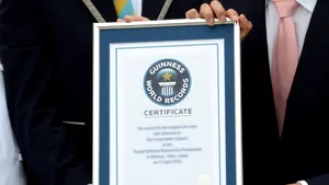 O cursă de 100 de metri pe tocuri şi o capră pe un skateboard, printre recordurile Guinness din 2013