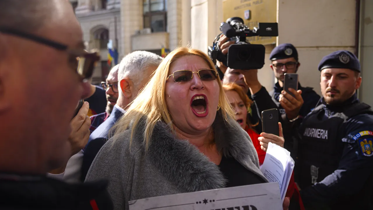 Diana Şoşoacă, scandal cu poliţiştii la uşă: „Aţi venit să colindaţi?” / A fost amendată pentru că a filmat în cabina de vot