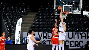 U BT Cluj marchează 103 puncte şi conduce cu 2-0 în finala Ligii Naţionale de baschet masculin