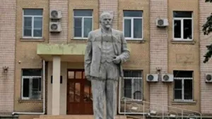 URSS-ul, reinstaurat cu forţa de ruşi. Statuia lui Lenin, repusă pe soclu în regiunea Herson

