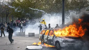 Franța. Senatul a aprobat legea prin care protestatarii ar putea plăti până la 10.000 de euro pentru pagubele din timpul manifestațiilor