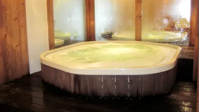 EXTERNE Doi soți au murit într-o vilă de lux închiriată pentru vacanță. Copiii i-au găsit în jacuzzi