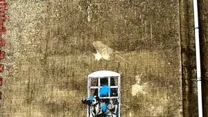 O operă de artă a lui Banksy va fi vândută împreună cu clădirea din Bristol pe care a fost pictată