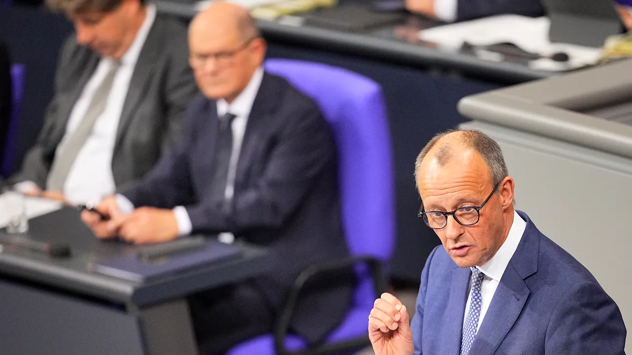 Milionarul Friedrich Merz, omul care şi-a făcut un scop în viaţă din a ajunge cancelarul Germaniei, crede că Merkel a greşit când a abandonat energia nucleară şi când a deschis porţile pentru un milion de imigranţi