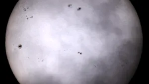„Nu îmi amintesc să fi văzut atâtea pete solare laolaltă în ultimii 10 ani”, exclamă un fotograf olandez. Ce fenomene astronomice sunt anunţate 