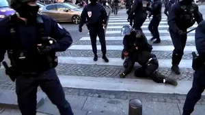 Poliţia a folosit gaze lacrimogene la intrarea în Paris a 
