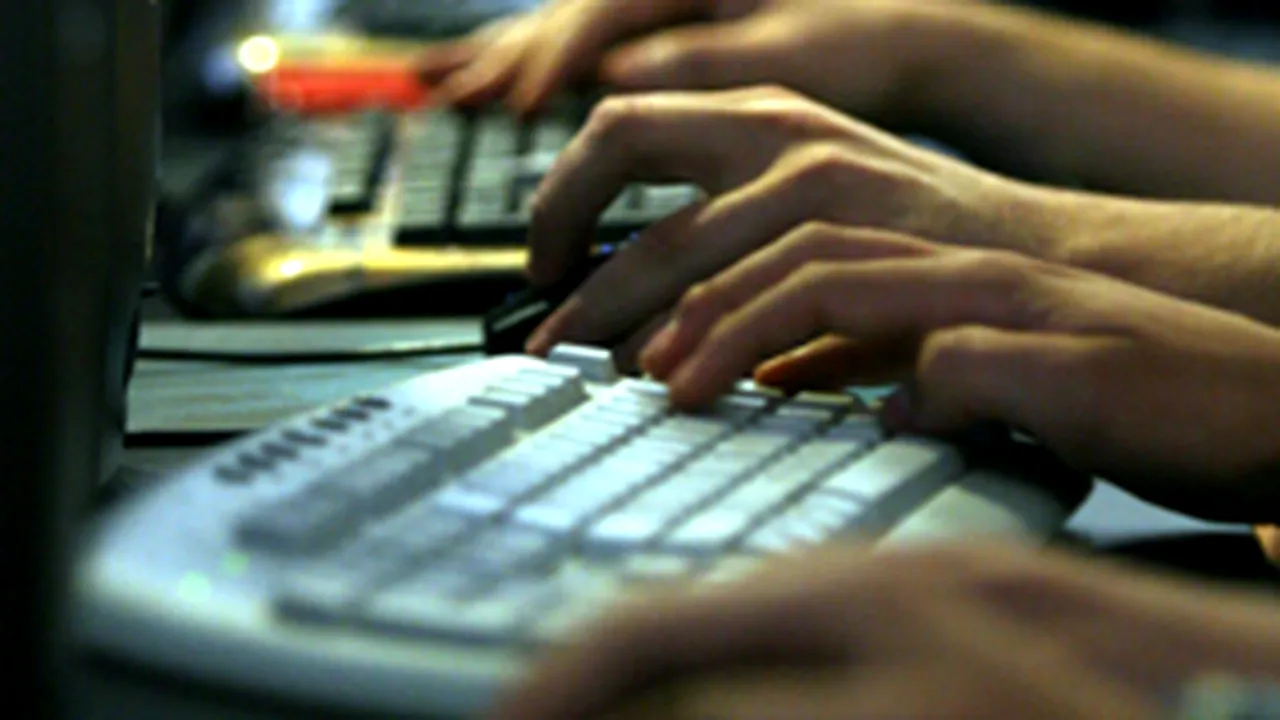 Poliţia italiană anihilează o reţea de români, specializată în fraude pe Internet