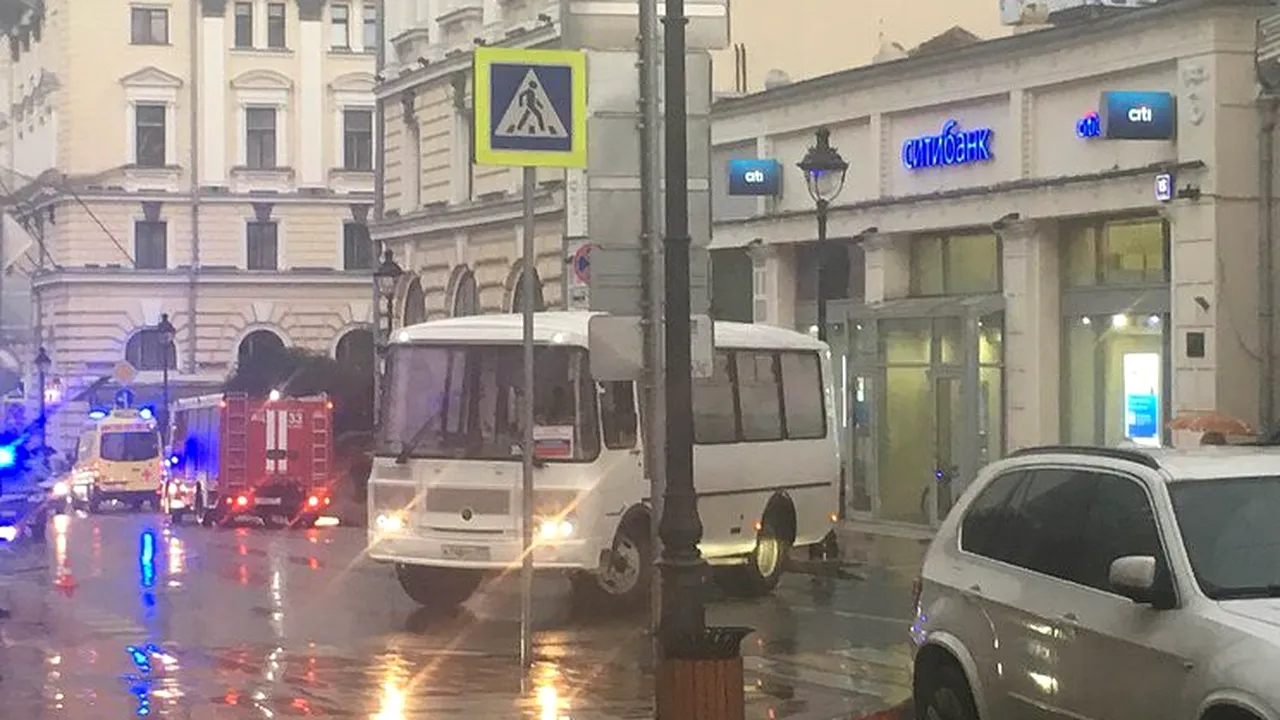 Patru persoane luate ostatice la o bancă din centrul Moscovei. UPDATE: Toţi ostaticii au fost eliberaţi, autorul s-a predat