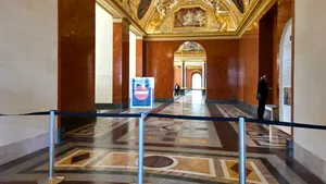 Louvre, găurit la propriu și la figurat / Clădirea muzeului dă semne tot mai mari de bătrânețe / Își închide o galerie pentru consolidări