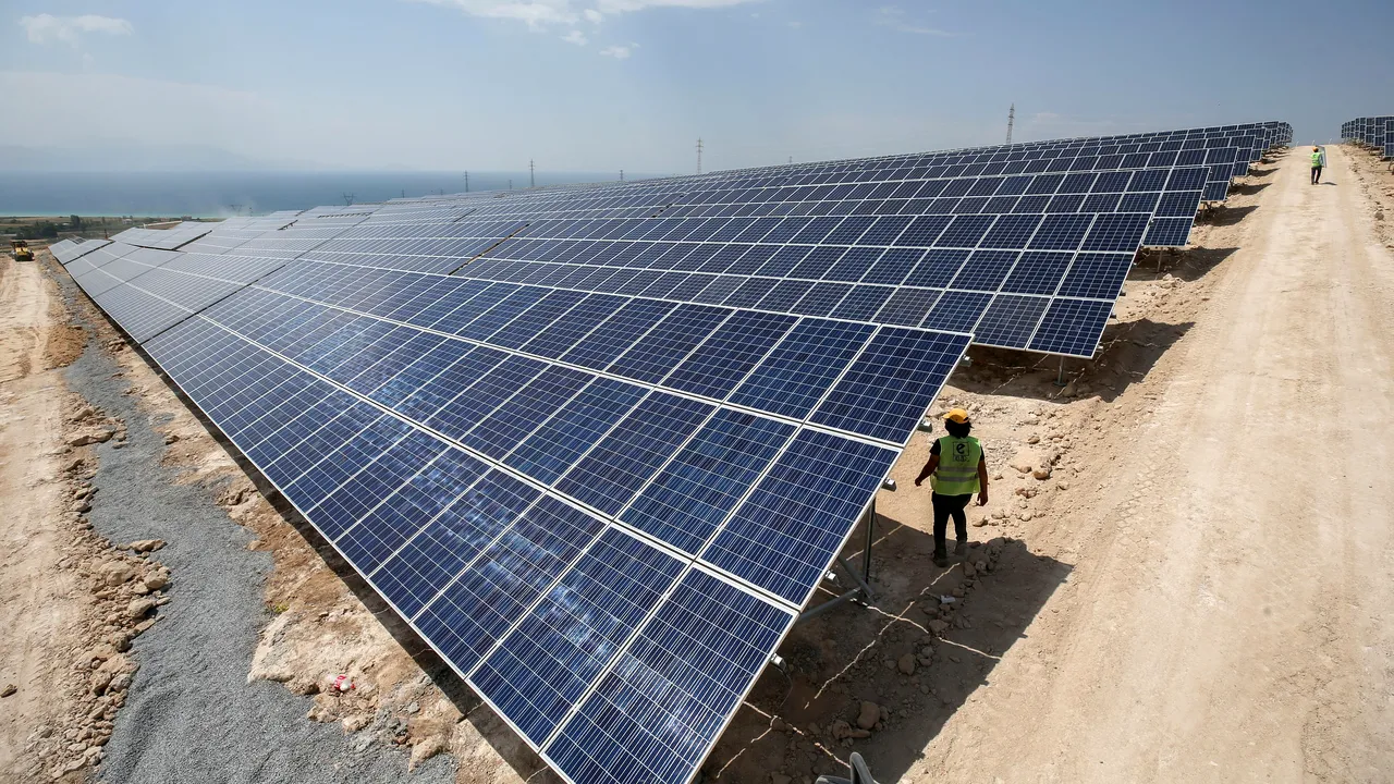 Oradea îşi face parc fotovoltaic. Contractul are valoare de milioane de lei