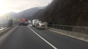 Trafic blocat pe Valea Oltului, între judeţele Vâlcea şi Sibiu, în urma unui accident mortal. O maşină a luat foc
