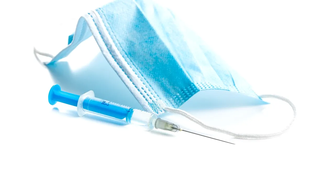 Statele Unite vor elimina obligaţia de a purta mască în spaţiile interioare pentru persoanele complet vaccinate