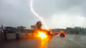 Momentul în care o maşină este lovită de două ori, în doar câteva secunde, de FULGER / VIDEO