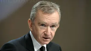 Bernard Arnault a devenit cel mai bogat om din lume. Magnatul francez l-a depăşit pe Jeff Bezos