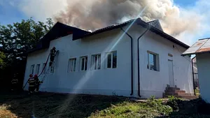Incendiu la o grădiniță din Prahova, după ce un acoperiș a luat foc. Copiii, evacuați în siguranță