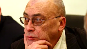 Bobulescu: Cred că preşedintele Băsescu îşi depăşeşte atribuţiile