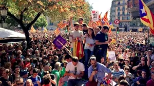 VIDEO | Mii de persoane au protestat în Barcelona faţă de măsurile luate împotriva referendumului catalan