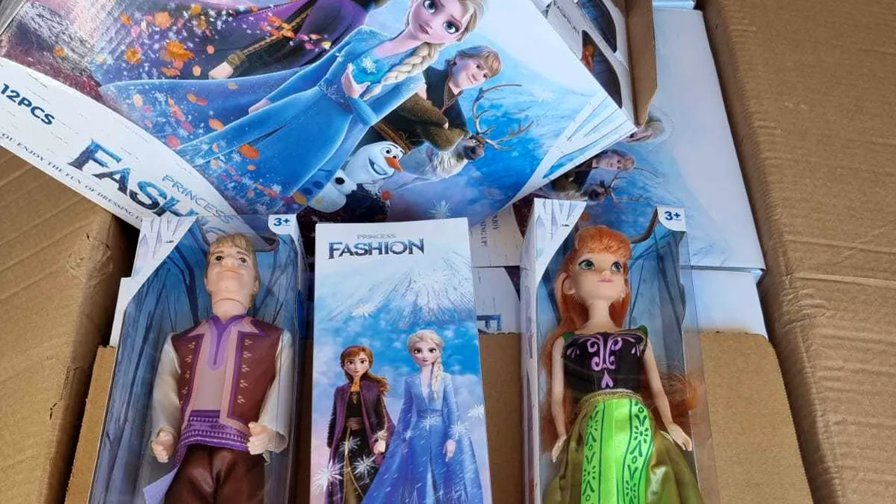 Jucării cu marca „Frozen”, contrafăcute, găsite într-un container în Portul Constanţa