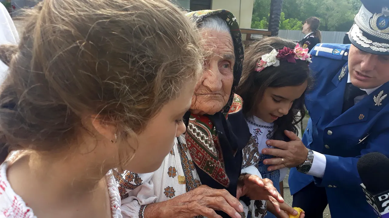 Femeie de 100 de ani, despre secretul longevităţii: Muncă, varză neprăjită şi fasole fără ulei | GALERIE FOTO, VIDEO