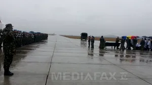 Sicriul cu trupul pilotului Gabriel Titiana a fost dus la Cluj-Napoca, unde vor avea loc funeraliile - FOTO