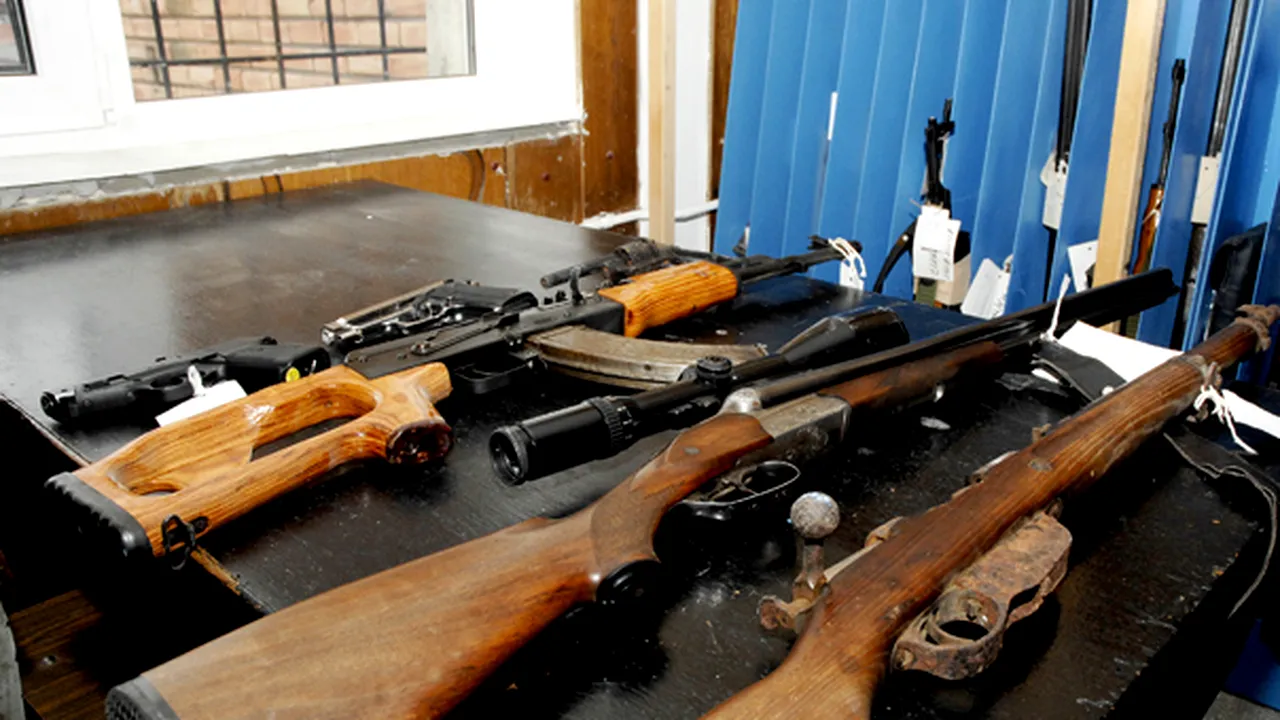Traficanţi de arme din Buzău şi Prahova, prinşi în flagrant de poliţişti