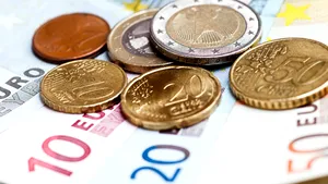 Euro a scăzut cu peste 1 ban, sub 4,42 lei, şi a revenit aproape de cursul de vineri