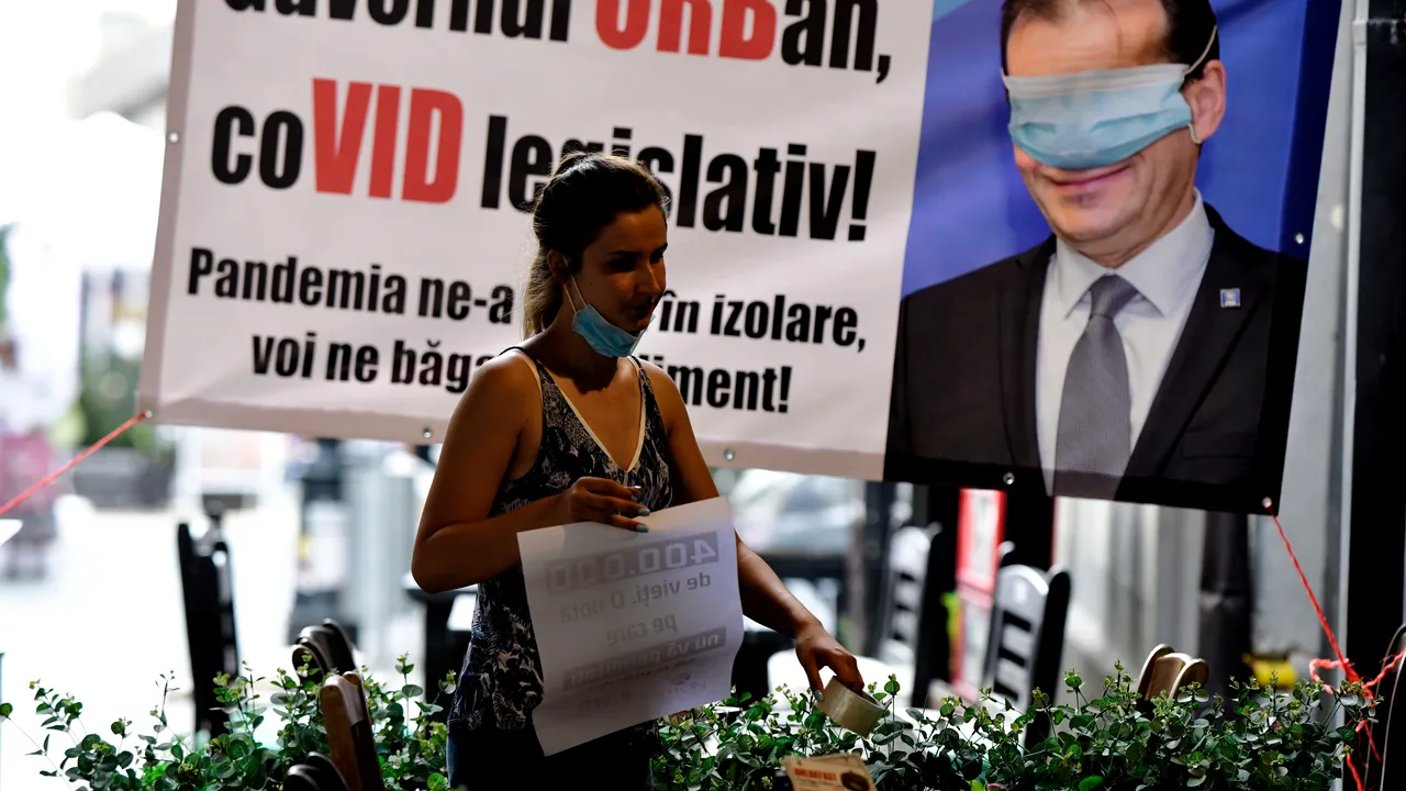 FOTO & VIDEO A început protestul la terase. Ultima comandă a fost la 17.00. Angajaţii te aşteaptă cu pancarte în loc de băuturi