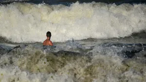 Trupul bărbatului intrat în mare pentru a salva o femeie şi un copil a fost scos la ţărm de valuri