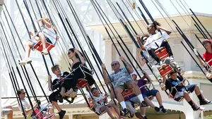 FOTO | Imagini rare, surprinse cu Angelina Jolie şi cei şase copii. Surpriza actriţei pentru gemenii Knox şi Vivienne