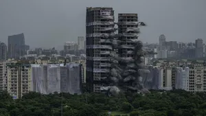 VIDEO Două clădiri de aproape 100 de metri au fost demolate în India pentru că au încălcat normele de construcţie. Procesul a durat 12 ani
