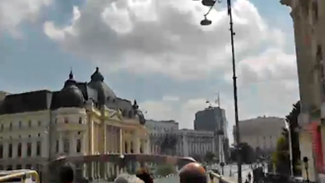 REPORTAJ - Cum se vede Bucureştiul din autobuzul supraetajat: Ce cred turiştii străini şi românii despre turul Capitalei în double-decker - VIDEO