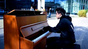 VIDEO Un pianist maghiar a transformat străzile Budapestei în scenă de spectacol