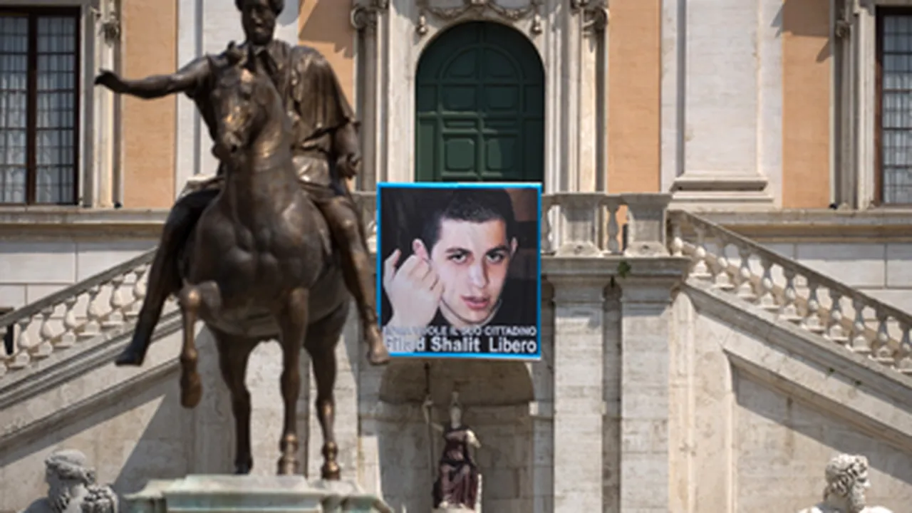Protest al unor români la Roma cu ocazia oferirii titlului de cetăţean de onoare pentru Gilad Shalit