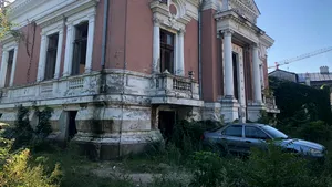 Casa primarului Dobrescu, “Primarul Târnăcop”, care-a făcut din Bucureşti “Micul Paris”, a ajuns o ruină fără geamuri