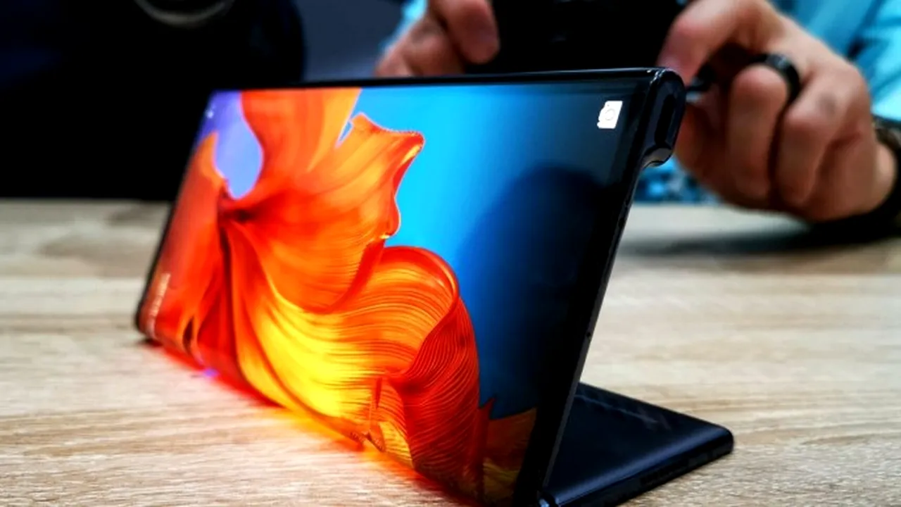Huawei, concurenţă serioasă pentru Samsung. Compania chineză lansează propriul model de telefon pliabil, mai ieftin decât varianta lui coreeană