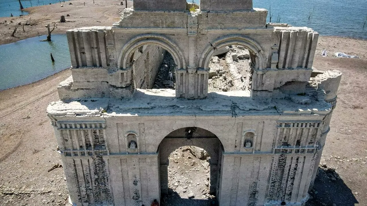 O biserică antică din secolul al XVI-lea iese la suprafaţă după ce un rezervor mexican a secat