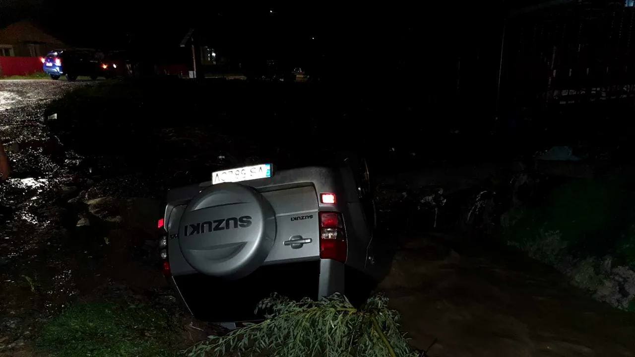 FOTO Urgie în Vaslui. Maşini răsturnate sub podeţe. Un kilometru dintr-un drum judeţean, rupt de ape