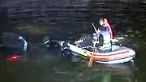 Un tânăr a ajuns cu maşina în râul Dâmboviţa din cauza vitezei excesive