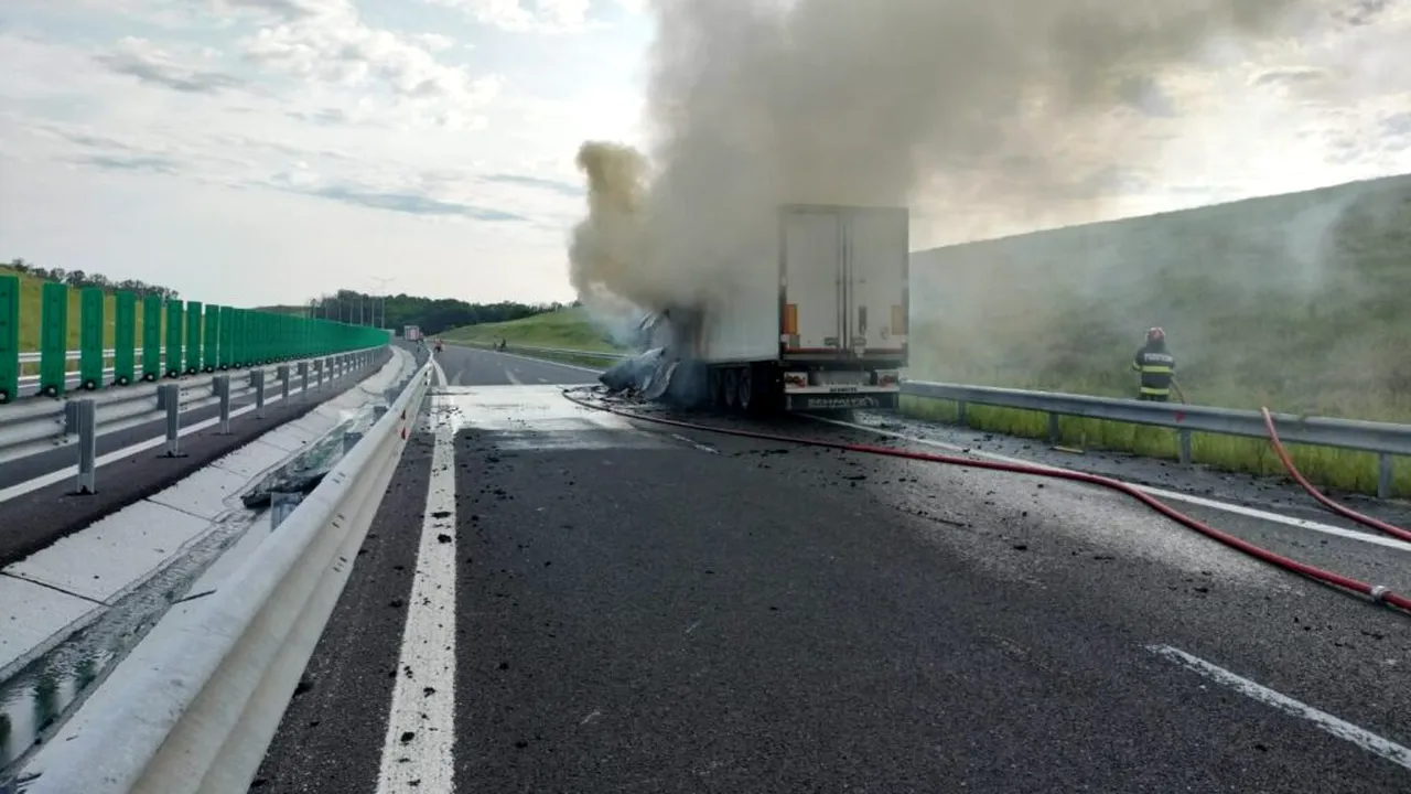 Incendiu pe DN12, în Olt: Camion cu produse alimentare în flăcări, circulația oprită