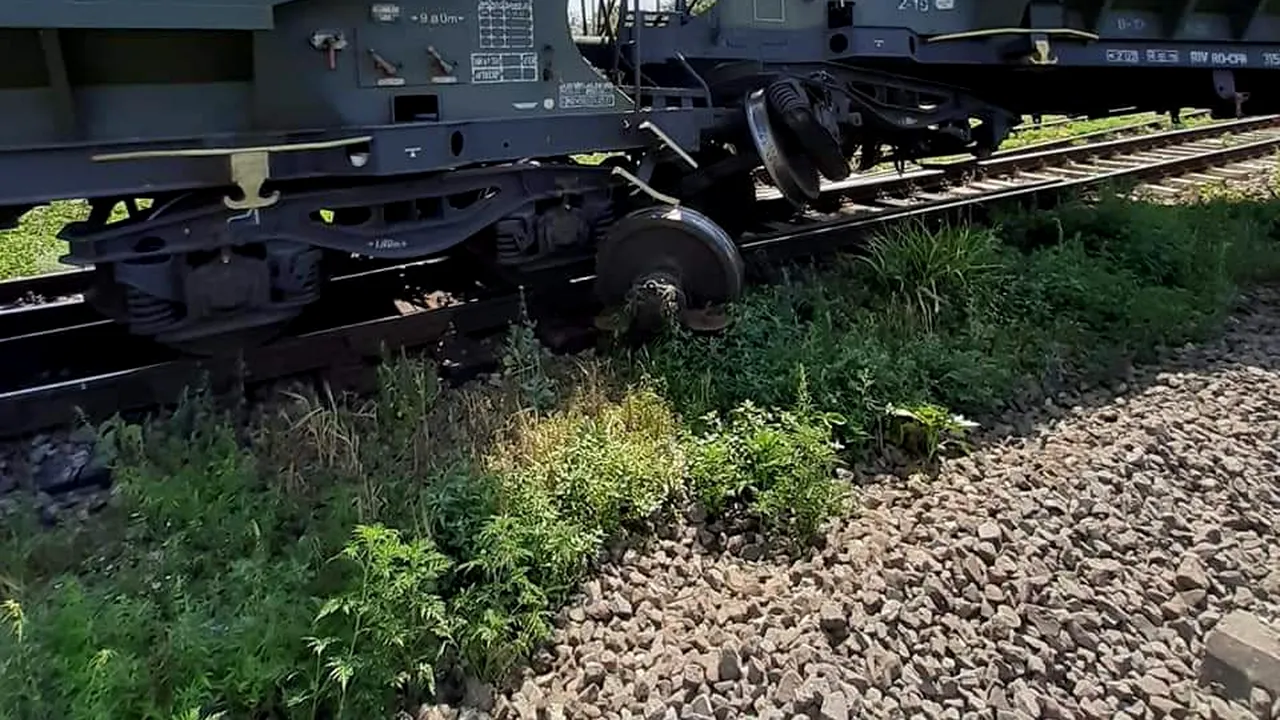 Locomotiva unui tren de marfă a deraiat. Traficul feroviar este oprit 